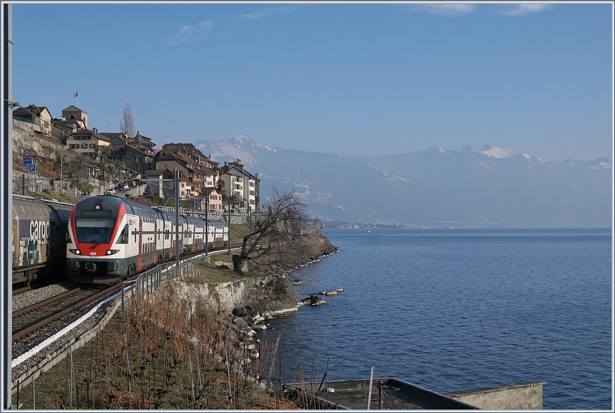 Der SBB RABe 511 116 als RE auf der Fahrt nach Genève. Im Hintergrund ziert der Ort St-Saphorin das Bild.
25. Jan. 2019