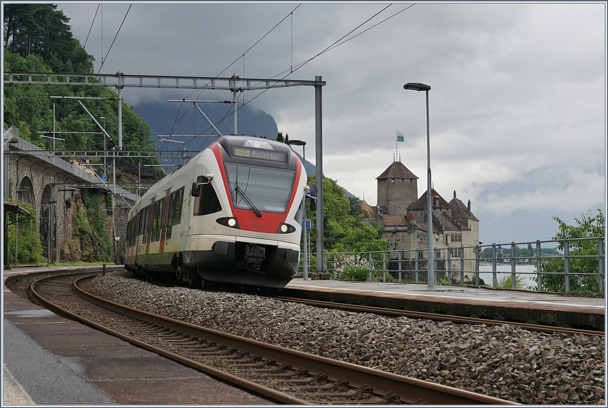 Der SBB RABe 523 024 beim Halt in Veytaux-Chillon im Hintergrund das Schloss Chillon.

13. Juni 2018