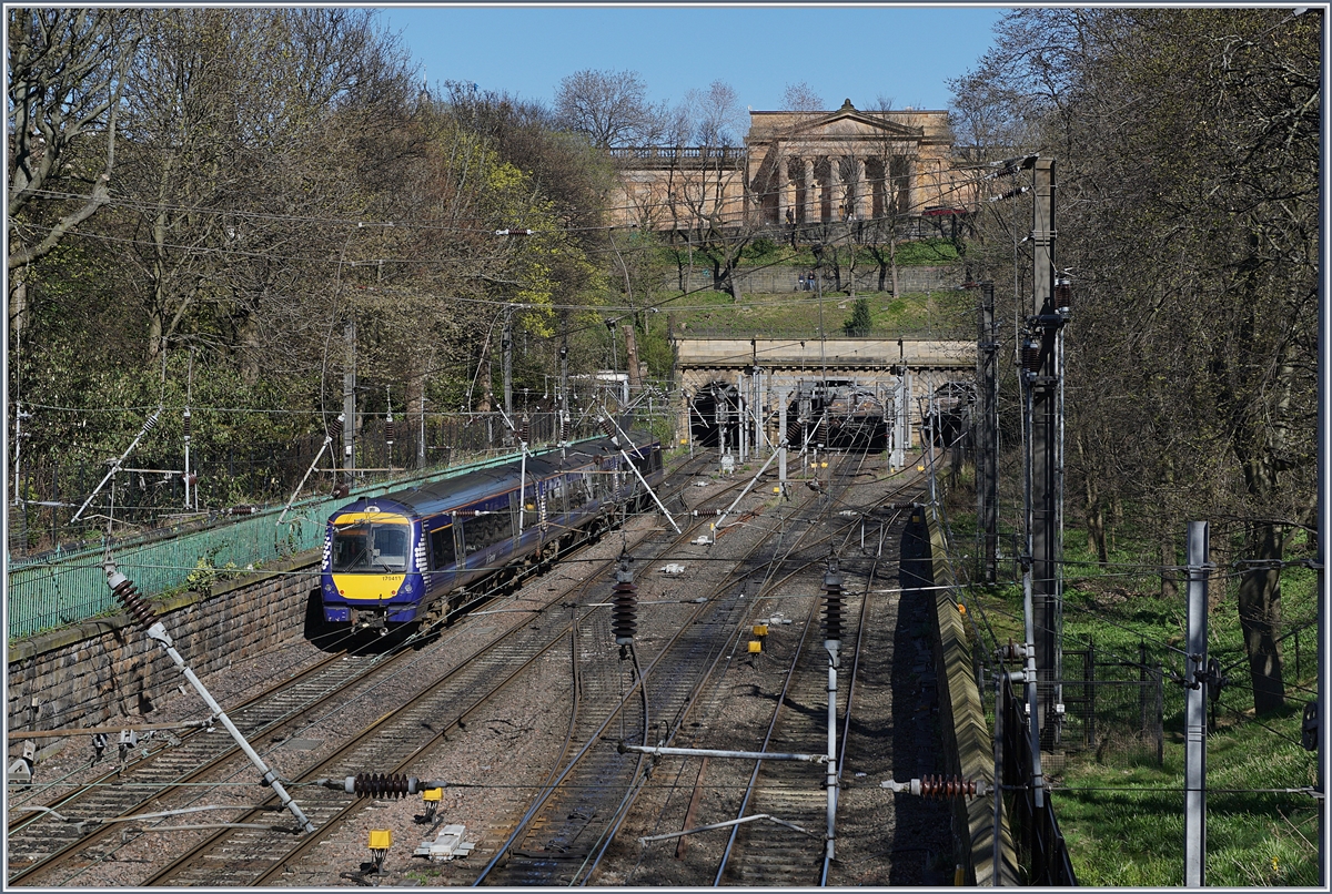 Der Scotrail Class 170 Triebwagenzug 170413 ist zwischen Edinburgh Waverley und Edinburgh Haymarket unterwegs.

21. April 2018