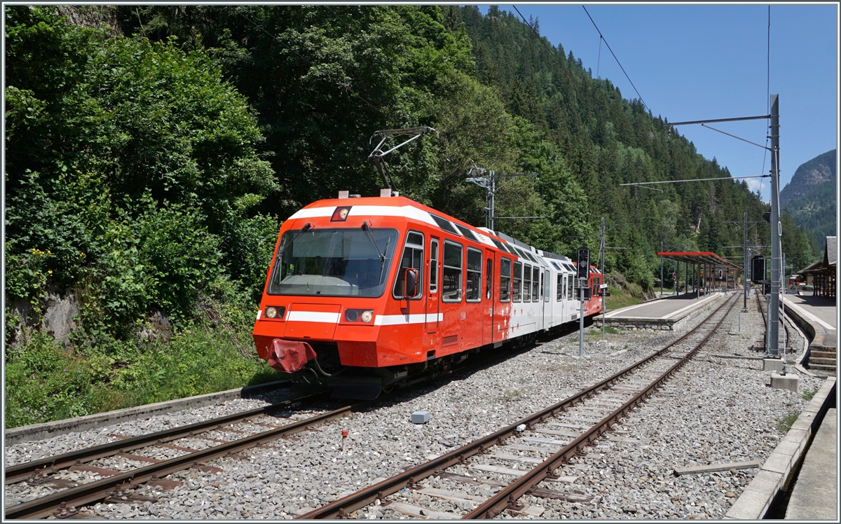 Der SNCF Z 802 (94 87 0000 802-2 F-SNCF) nach Vallorcine verlässt den Grenzbahnhof Châtelard Frontière.

20. Juli 2021