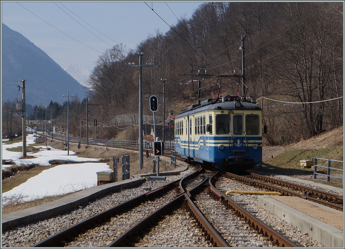 Der SSIF ABe 6/6 34  Piemonte  verlässt Re in Richtung Domodossola.
19. März 2015