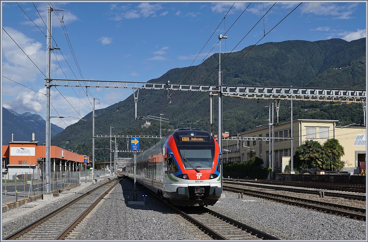 Der TILO RABe 524 204 und ein weiterer verlassen Giubiasco auf dem Weg nach Bellinzona. 

25. Sept. 2019