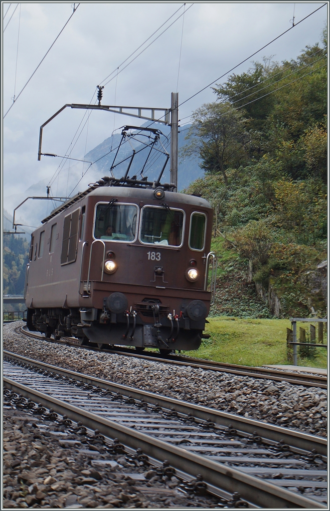 Die BLS Re 4/4 183 auf der Gotthard Nord Rampe kurz nach Wassen Nähe Pfaffensprung.
10.10.2014 