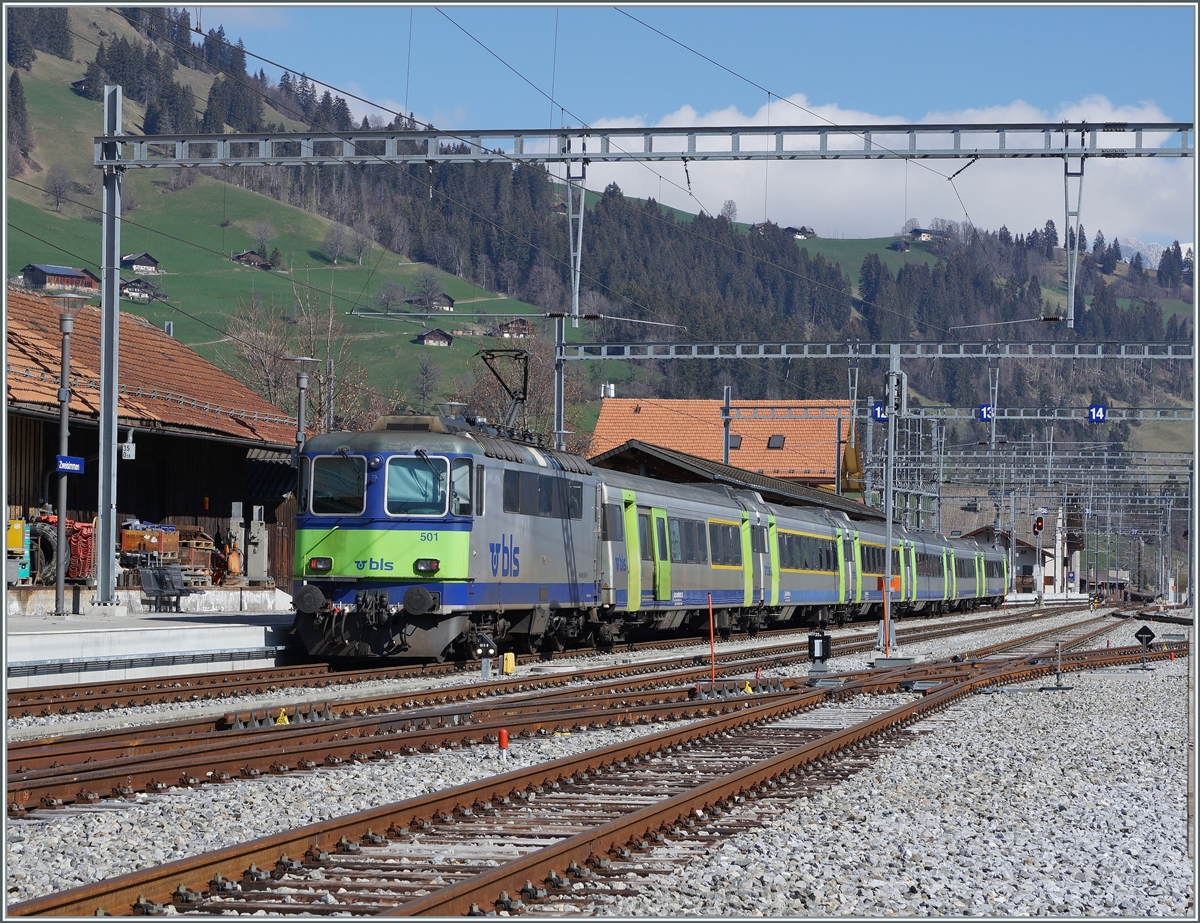 Die BLS Re 4/4 501 (ex SBB Re 4/4 II) wartet mit ihrem RE in Zweisimmen auf die Rückfahrt nach Interlaken Ost. Der Zug besteht aus EW III (es Swiss-Express Wagen). Auf dem Fahrplanwechsel im Dez 2021 verlor Lok und Zug die Leistung an Triebwagenzüge resp. ab 2022 z.T. an die GoldenPass Express Züge.

14.April 2021