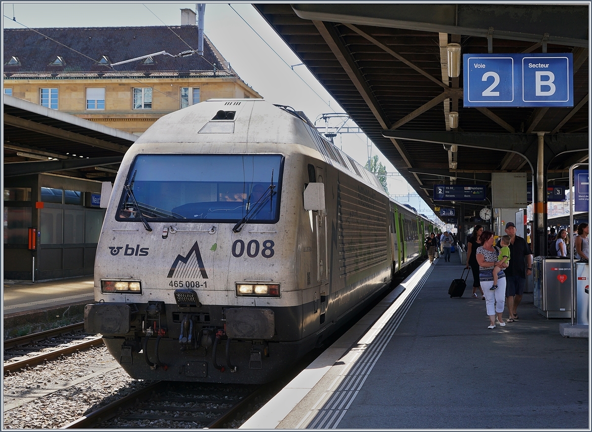 Die BLS Re 465 008-1 bespannt einen RE von La Chaux-de-Fonds nach Bern und konnte beim kurzen Halt in Neuchâtel fotografiert werden. 
11. August 2018