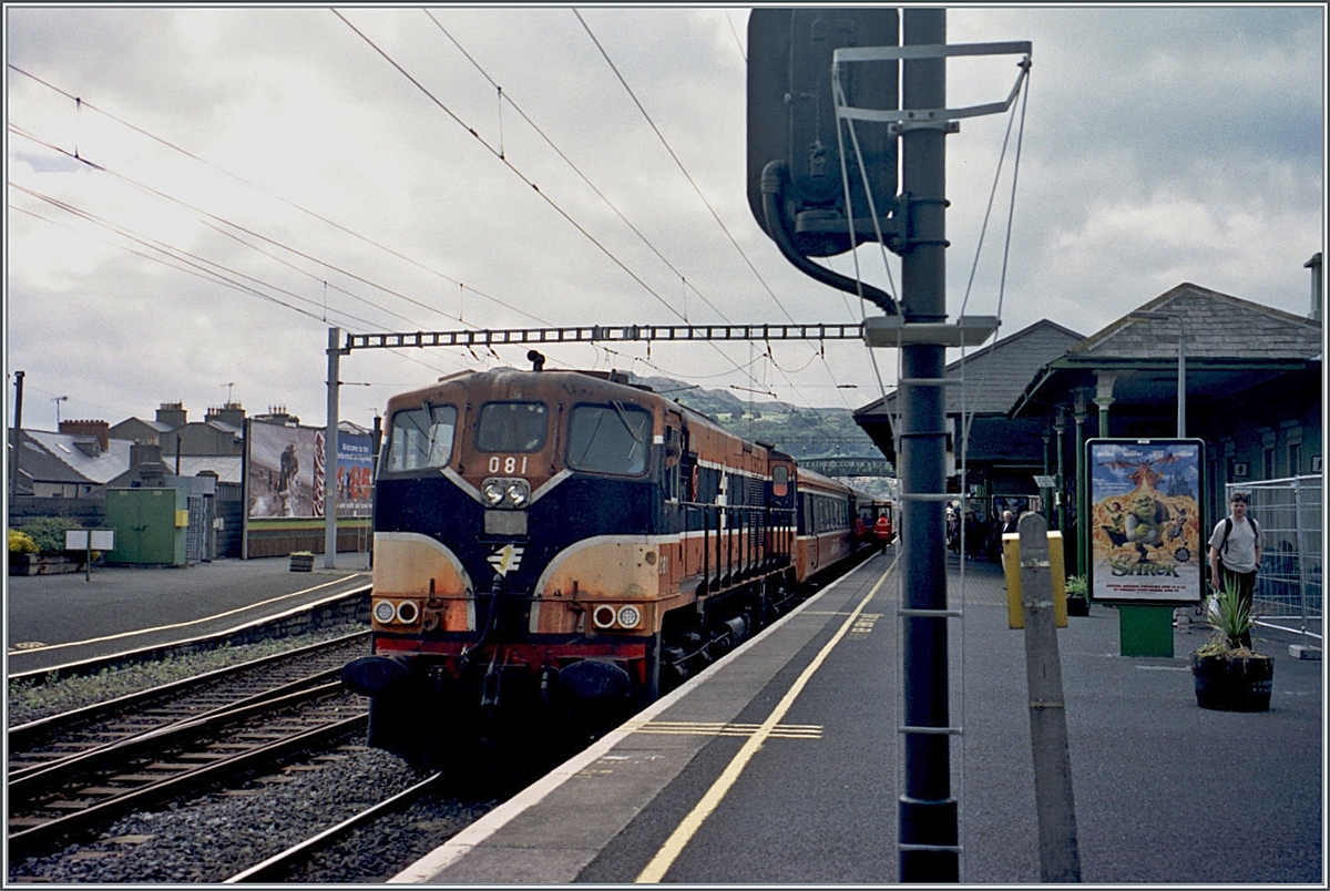 Die CIE (Iarnród Éireann) Diesellok CC 081 mit dem IC Rosslare - Dublin beim Halt in Bré / Bary. 

Analog Bild vom Juni 2001