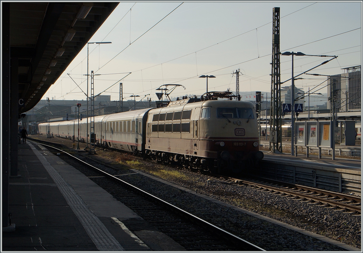 Die DB 103 113-7 übernimmt den EC 119 in Stuttgart.
29. Nov. 2014