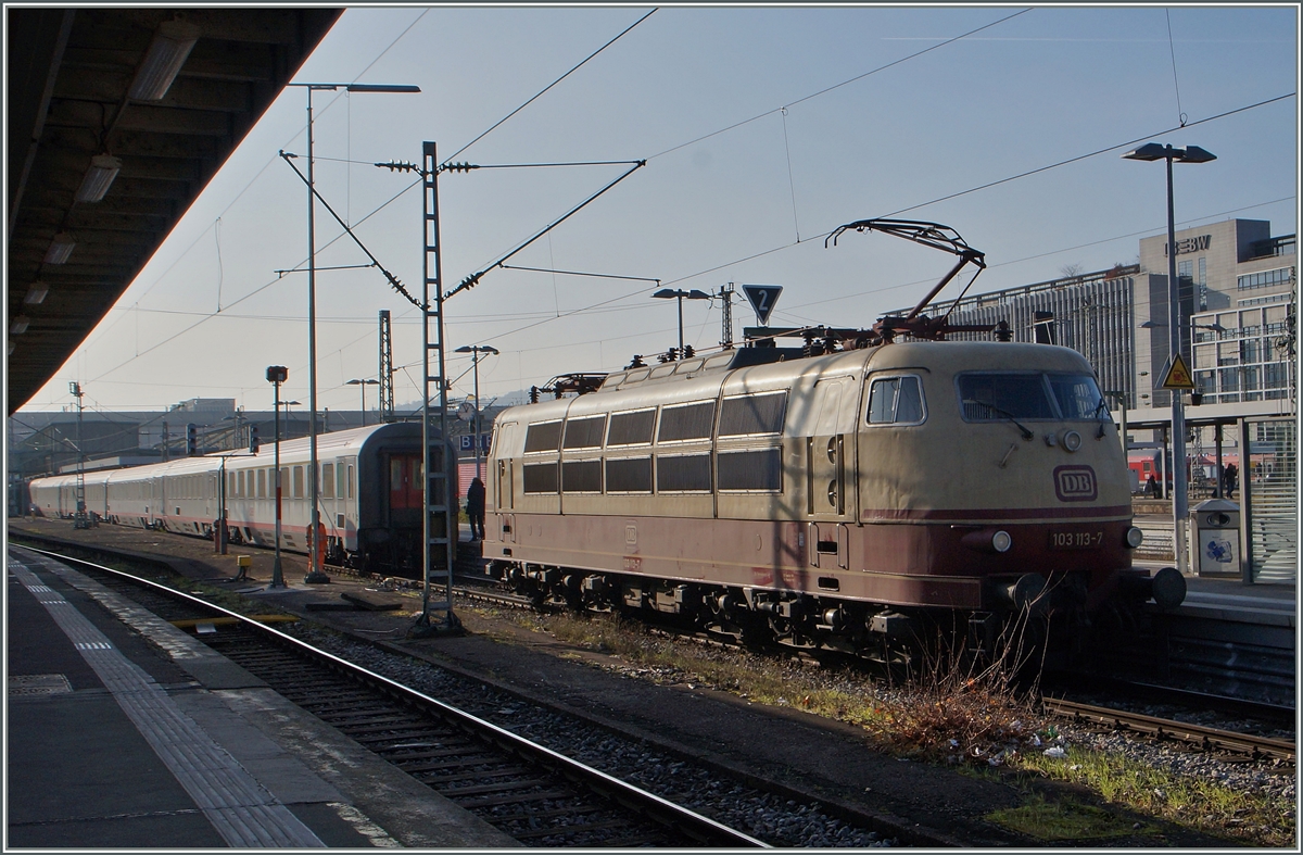 Die DB 103 113-7 übernimmt den IC nach Innsbruck in Stuttgart Hbf. 
28. Nov. 2014 