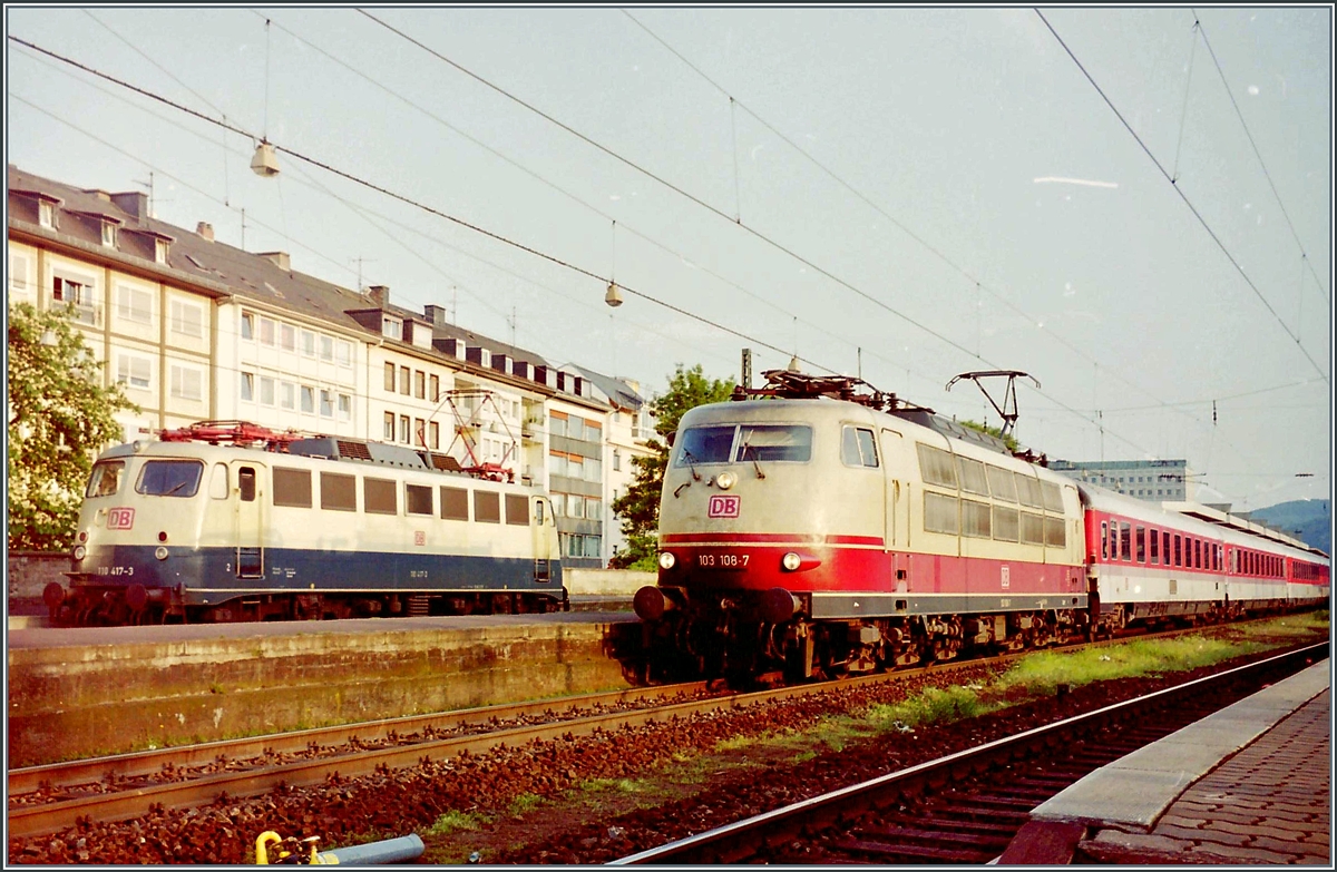 Die DB 110 417-3 und 103 108-7 in Koblenz Hbf. 

12. Mai 1998