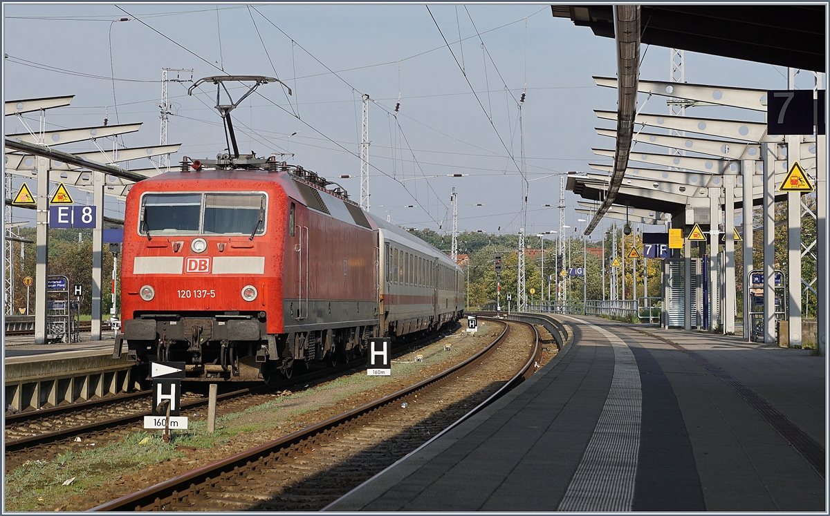 Die DB 120 137-5 verlässt Rostock mit einen Leer-IC Richtung Warnemünde.
30. Sept. 2017