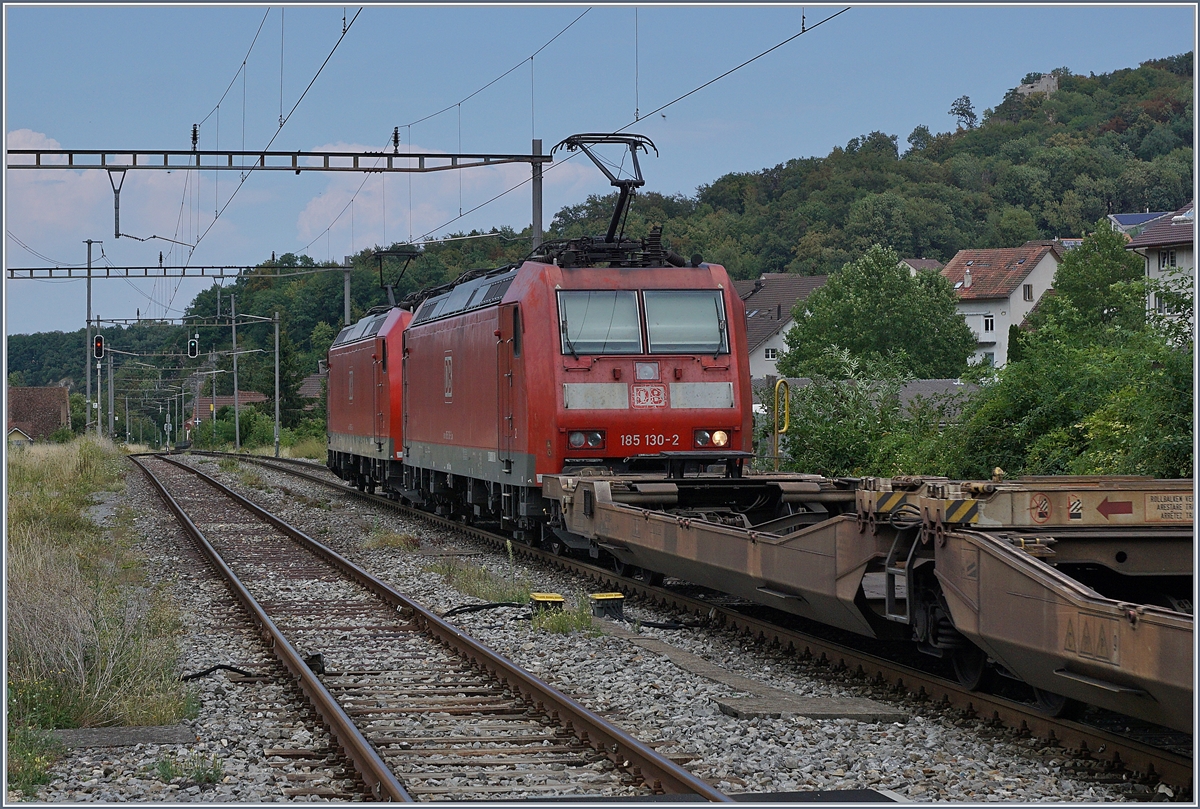 Die DB 185 088-2 an der spitze und die 185 130 mit einen einem Güterzug auf der Alten Hauensteinlinie bei der Durchfahrt in Läufelfingen. 
7. August 2018  