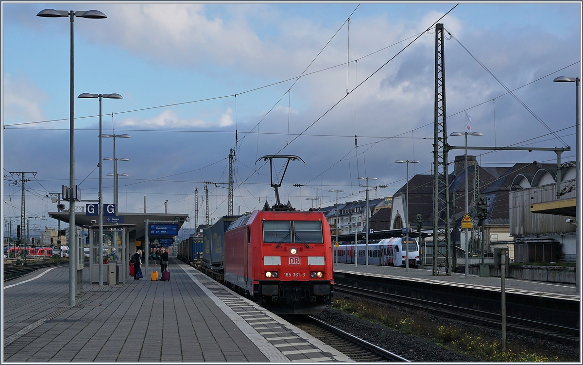Die DB 185 361-3 mit einem Güterzug bei der Durchfahrt in Koblenz Hbf. 
3. Okt. 2017