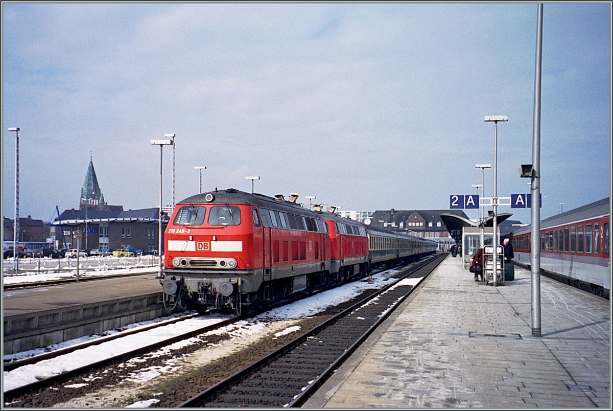 Die DB 218 248-3 und eine weitere warten mit eine Nahverkehrszug in Westerlands (Sylt) auf die Abfahrt. 

Analogbild vom März 2001