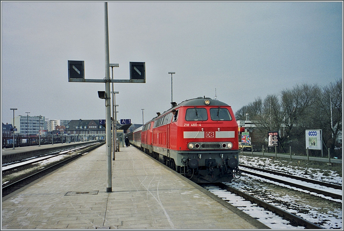 Die DB 218 460-4 und eine weitere warten mit eine IC in Westerlands (Sylt) auf die Abfahrt. 

Analogbild vom März 2001