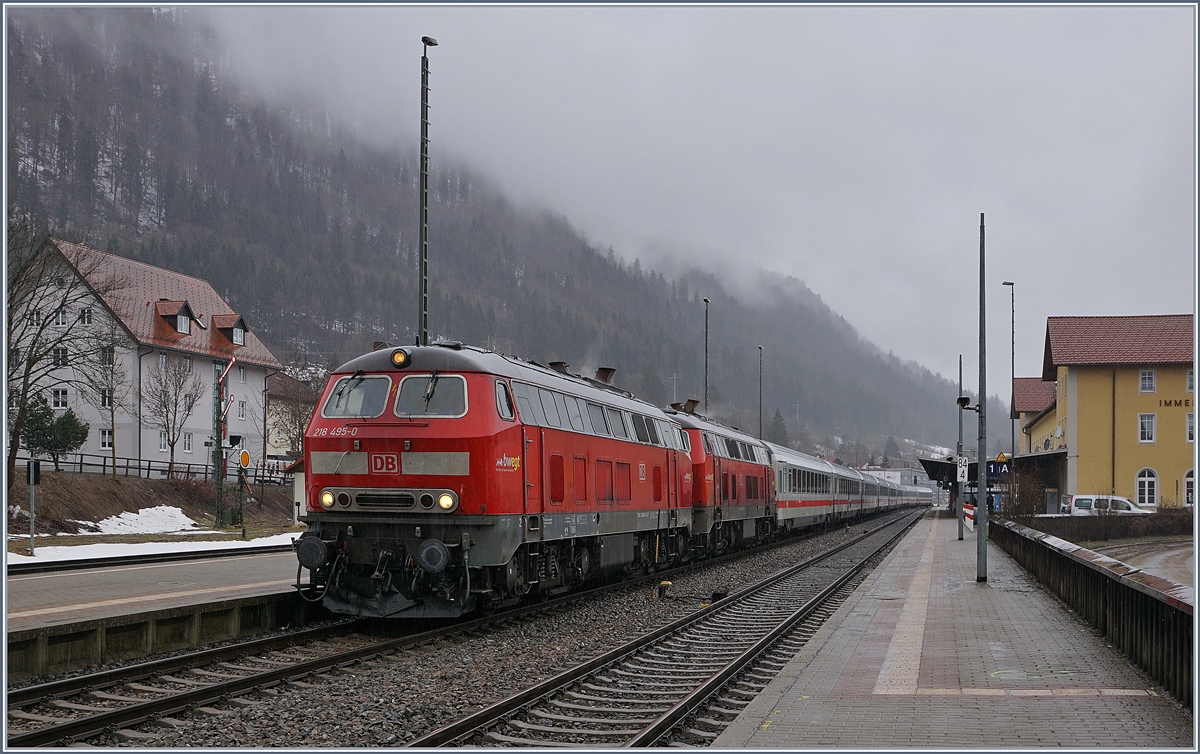 Die DB 218 495-0 und 439-9 warten mit ihrem IC 2012  Allgäu  auf die Abfahrt.

15. März 2019