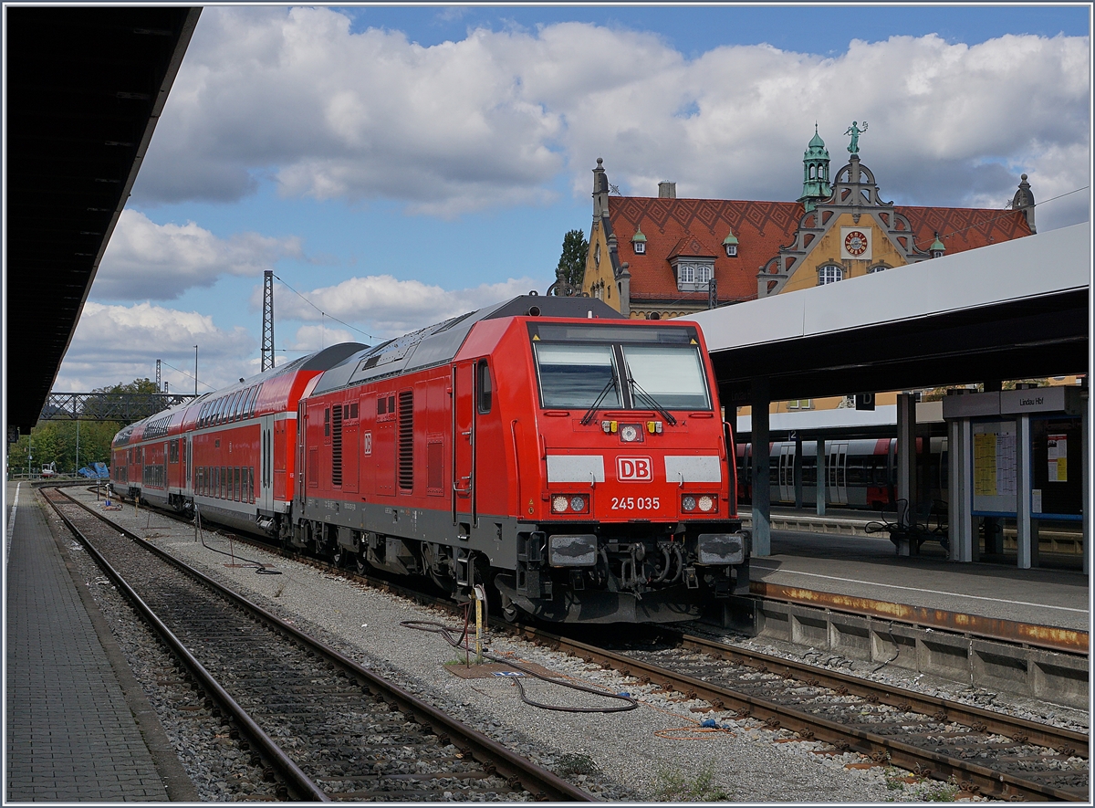 Die DB 245 035 erreicht mit einem IRE von Laupheim West ihr Ziel Lindau Hbf.
24. Sept. 2018