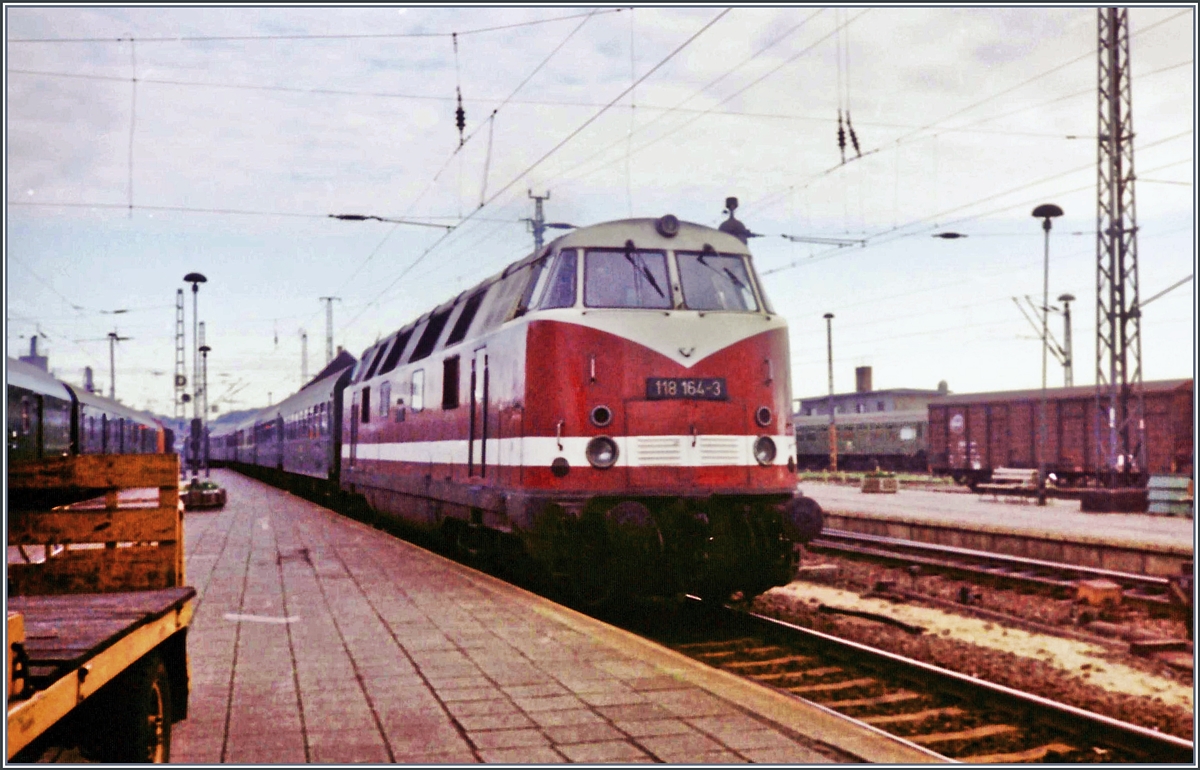 Die DR 118 164-3 erreicht mit einem Reisezug den Bahnhof von Schwerin. 

25. Sept. 1990
