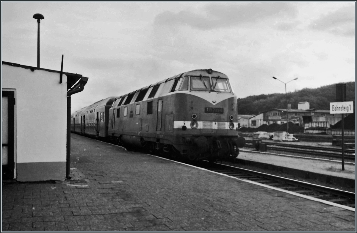 Die DR 118 799-6 beim Halt mit einem Reisezug in Bad Doberan.

26. Sept. 1990 