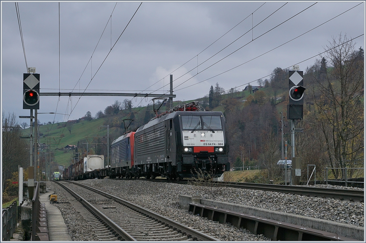 Die E 189 984 und die SBB Re 474 009 mit einem Gterzug in Mlenen.
9. Nov. 2017