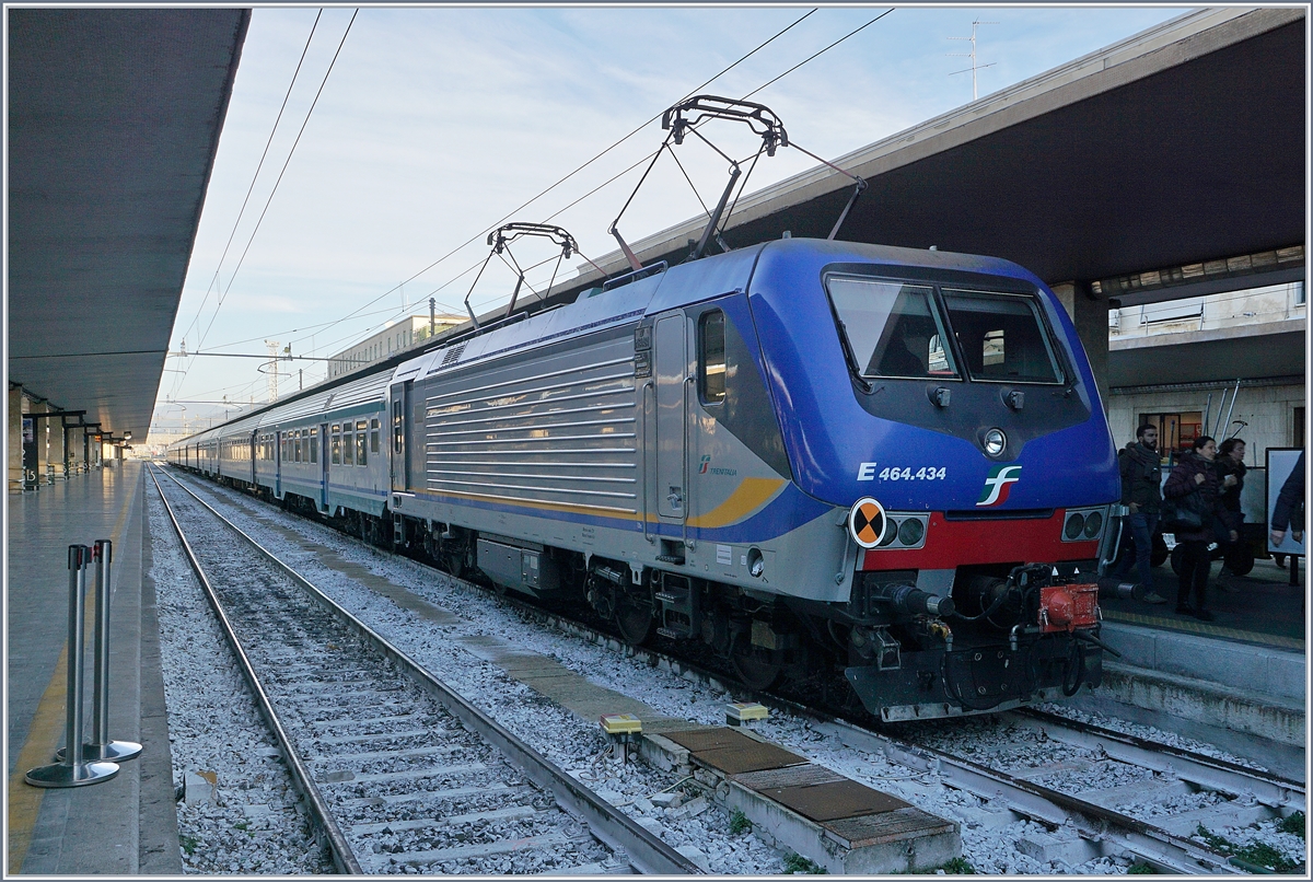 Die FS Trenitalia E 464 434 im neune, gefälligen Regionalbahnanstrich.

16. Nov. 2017