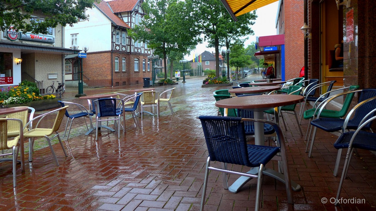 Die Fußgängerzone in Munster (Örtze) bei einem kleinen sommerlichen Regenschauer.