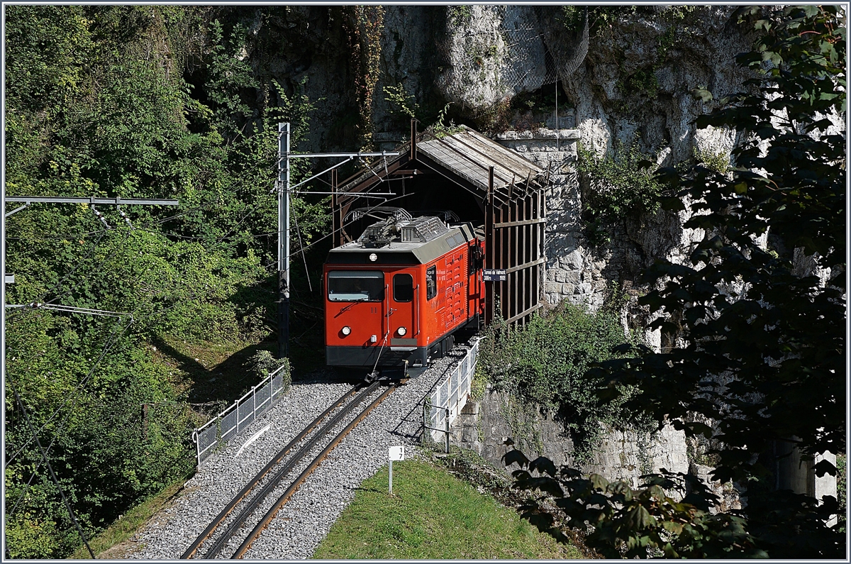 Die kleine Hem 2/2 11 verlässt den 386 Meter langen Valmont Tunnel bei Toveyre.
13. Aug. 2017