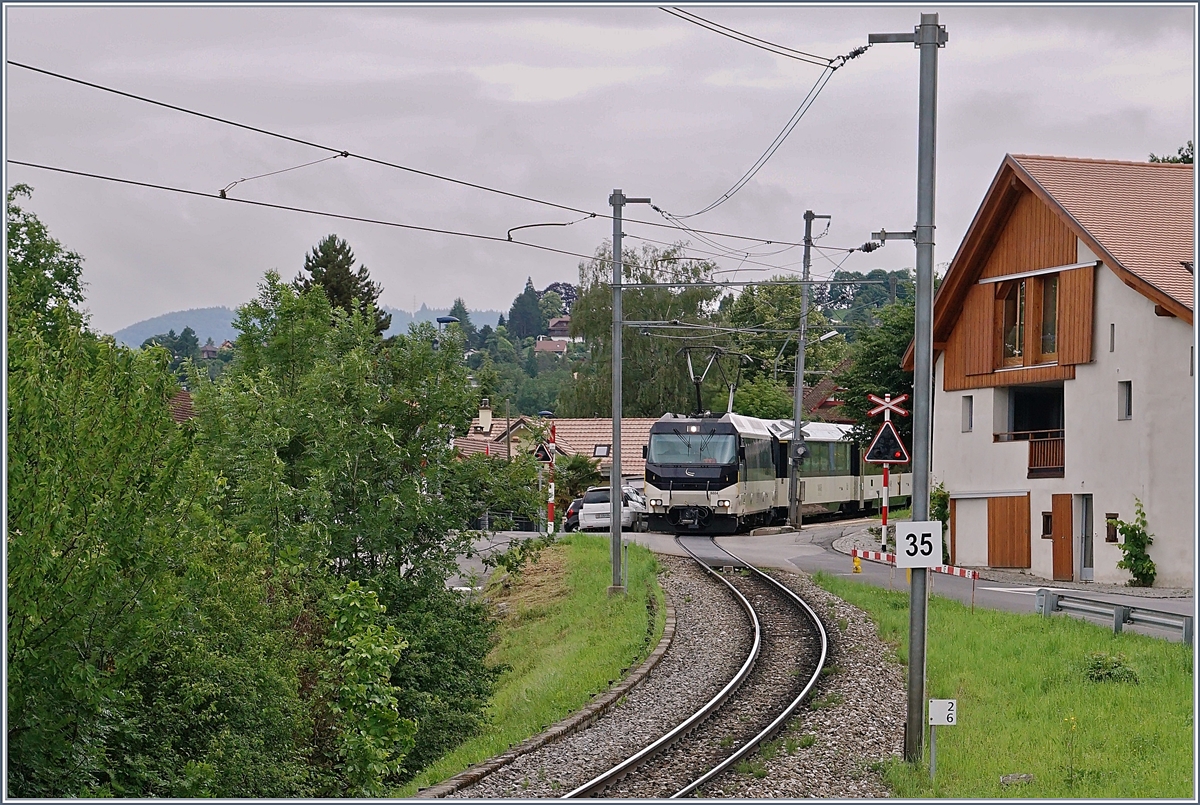 Die MOB Ge 4/4 8004 fährt mit ihrem MOB Panoramic Express auf dem Weg nach Montreux bei der Haltestelle Planchamp durch.
13. Juni 2018