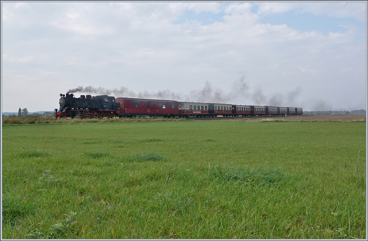 Die Molli 99 2321-0 mit ihrem langen Zug zwischen Khlungsborn Ost und Steilkste.
28. Sept. 2017