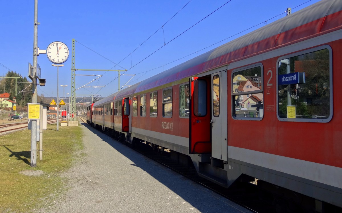 Die n-Wagen der RB nach Bamberg sonnen sich in Kronach.
Aufgenommen im Mrz 2014.
