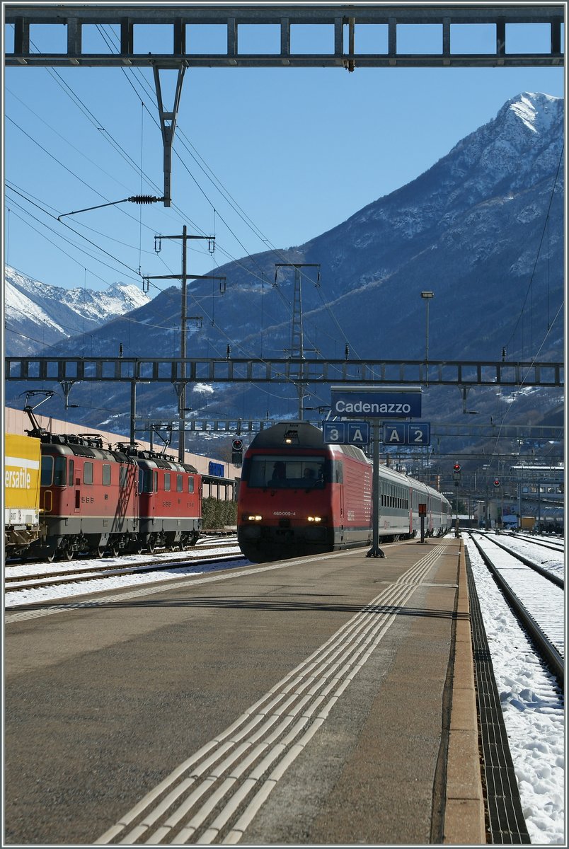 Die RE 460 mit ihrem  Gotthard  IR begegenet in Cadenazzo zwei Re 4/4 II.
19. März 2013