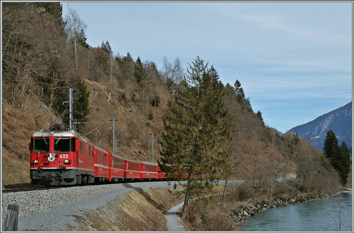Die RhB Ge 4/4 II 632 ist mit einem RE kurz nach Reichenau Tamins in der Rheinschlucht unterwegs.
16. Mrz 2013