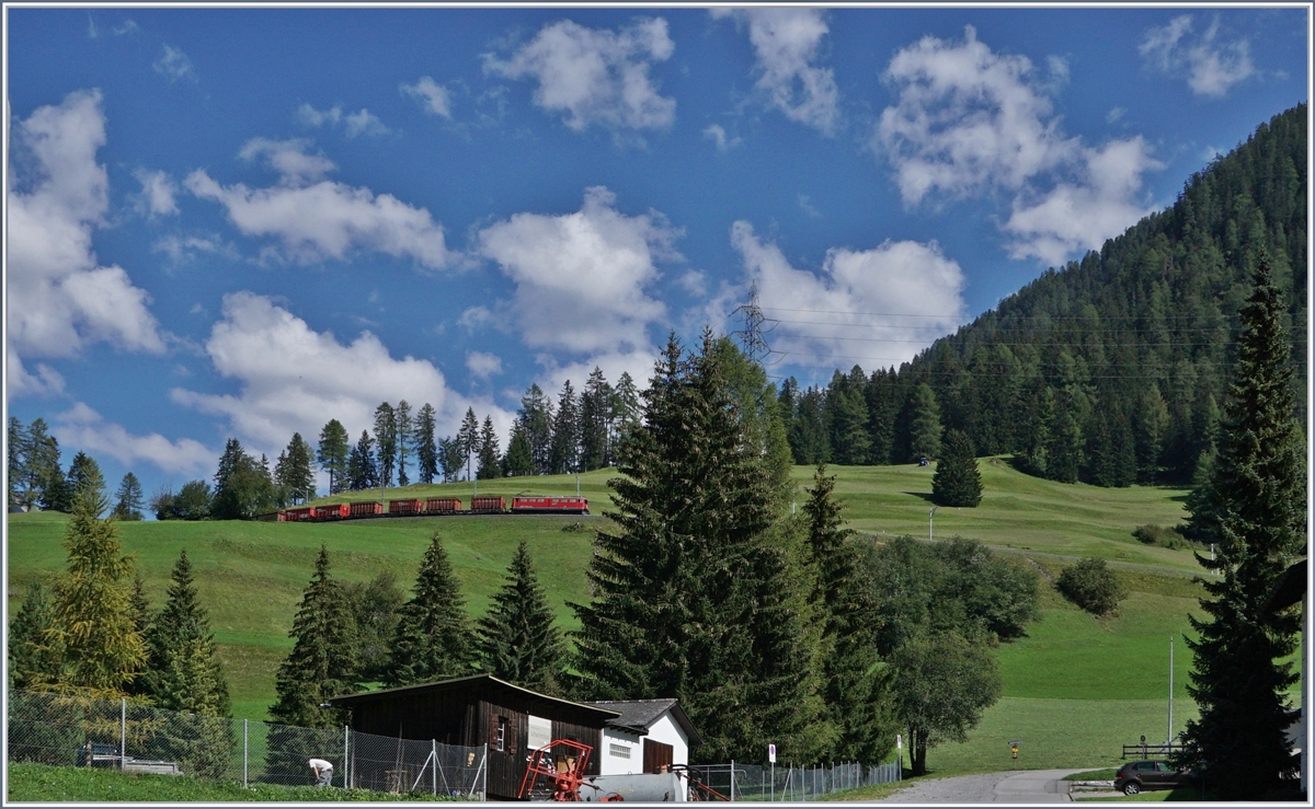 Die RhB Ge 6/6 II mit einem Güterzug Richtung Unterland oberhalb von Bergün. 

14. Sept. 2016