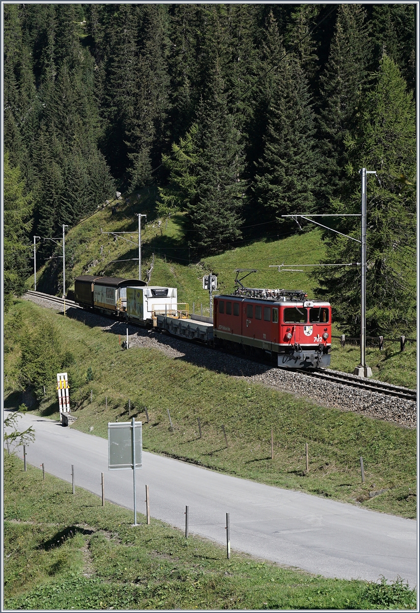 Die RhB Ge 6/6 II 702 mit einem Güterzug kurz vor Preda. 

14 Sept. 2016