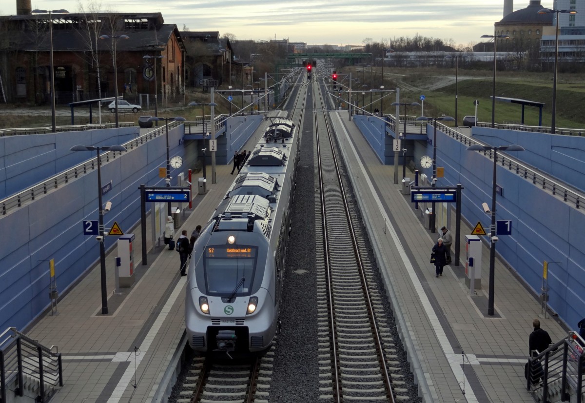 Die S2 nach Delitzsch macht in der Station Leipzig-MDR kurz Stop.
Aufgenommen im Dezember 2013.