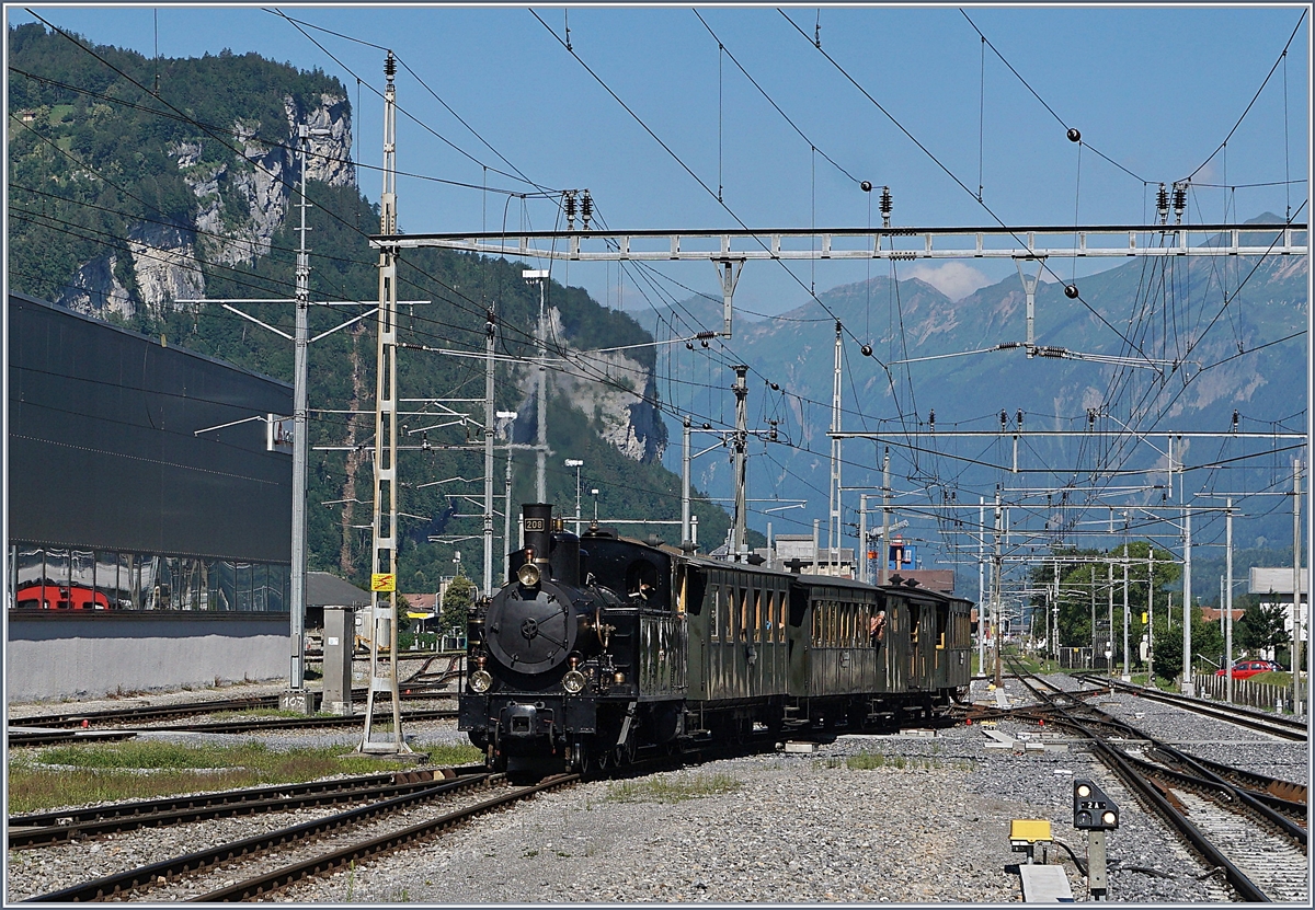 Die SBB Brnig Talbahn G 3/4 No 208 der Ballenberg Dampfbahn erreicht im Rahmen der  Schweizer Dampftage Brienz 2018  den Bahnhof von Meiringen. 
30. Juni 2018
