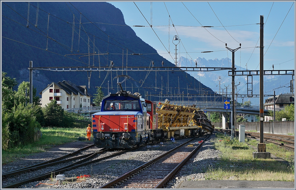 Die SBB Cargo Eem 923 023-6 rangiert in Villeneue. 

1. Juli 2019