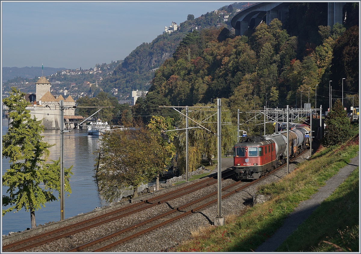 Die SBB Re 420 254-5 mit einem Güterzug beim Château de Chillon, wo auch gleich ein Dampfschiff angelegt hat.
18. Okt. 2018