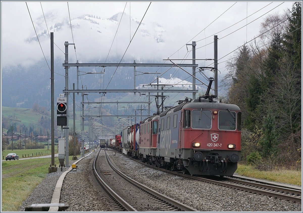 Die SBB Re 420 347-7 und eine weitere mit einem Güterzug Richtung Norden bei der Durchfahrt in Mülenen.
9. Nov. 2017
