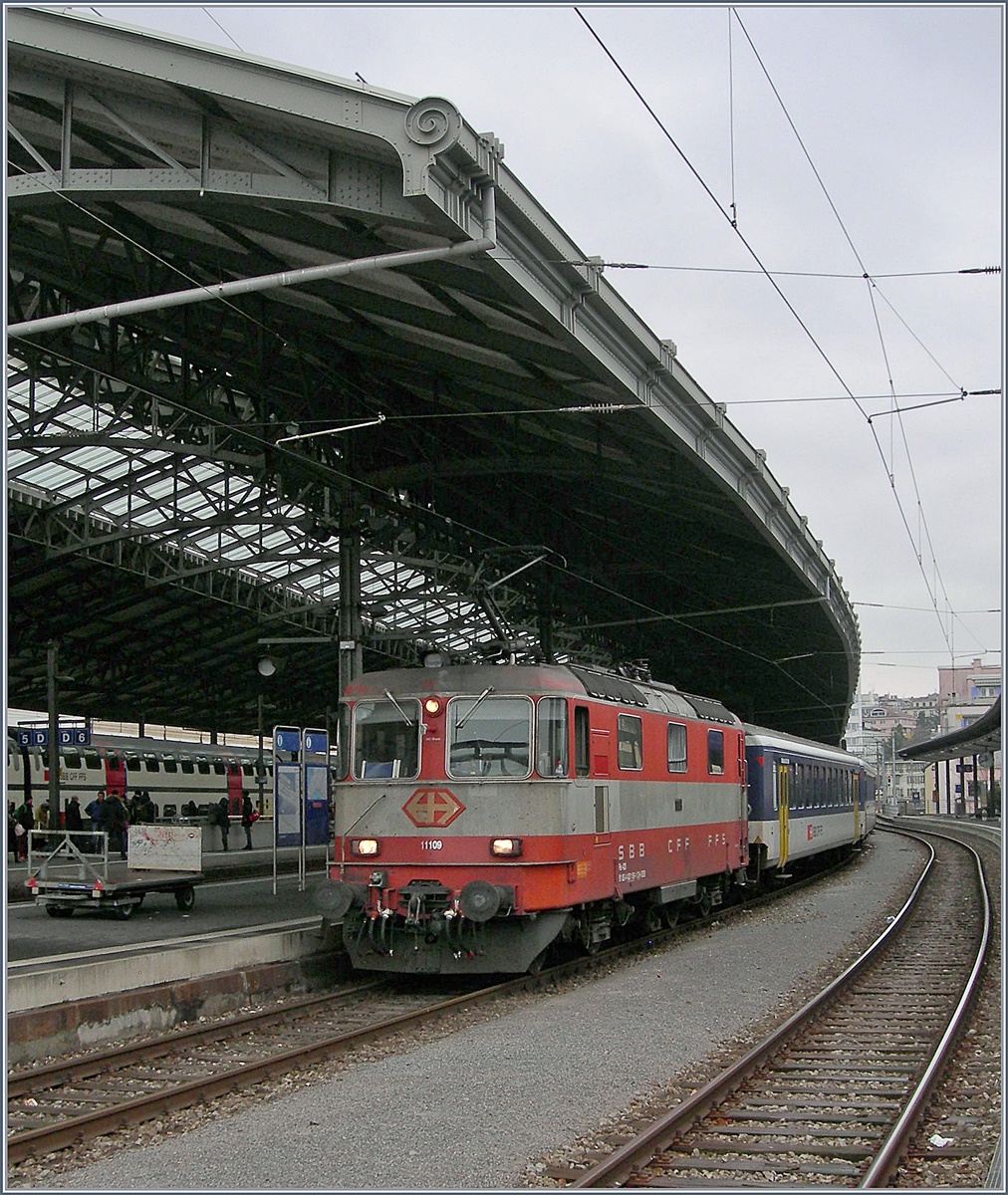 Die SBB Re 4/4 II 11109 in der  Swiss-Expess  Lackierung in Lausanne.
9. Jan. 2017