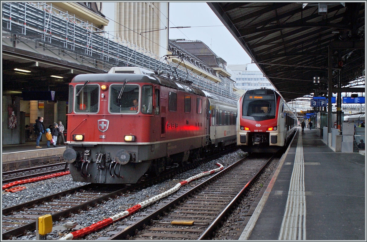 Die SBB Re 4/4 II 11116 mit der Kompositoin des IR Neuchâtel - Lausanne - Neuchâtel kurz vorn dem Fahrplanwechsel beim Manöver in Lausanne. Es war eine der letzten Re 4/4 II Leistungen im Personenverkehr in der Westschweiz, ab dem Fahrplanwechsel wurde der IR verpendelt. 

8. Dez. 2021