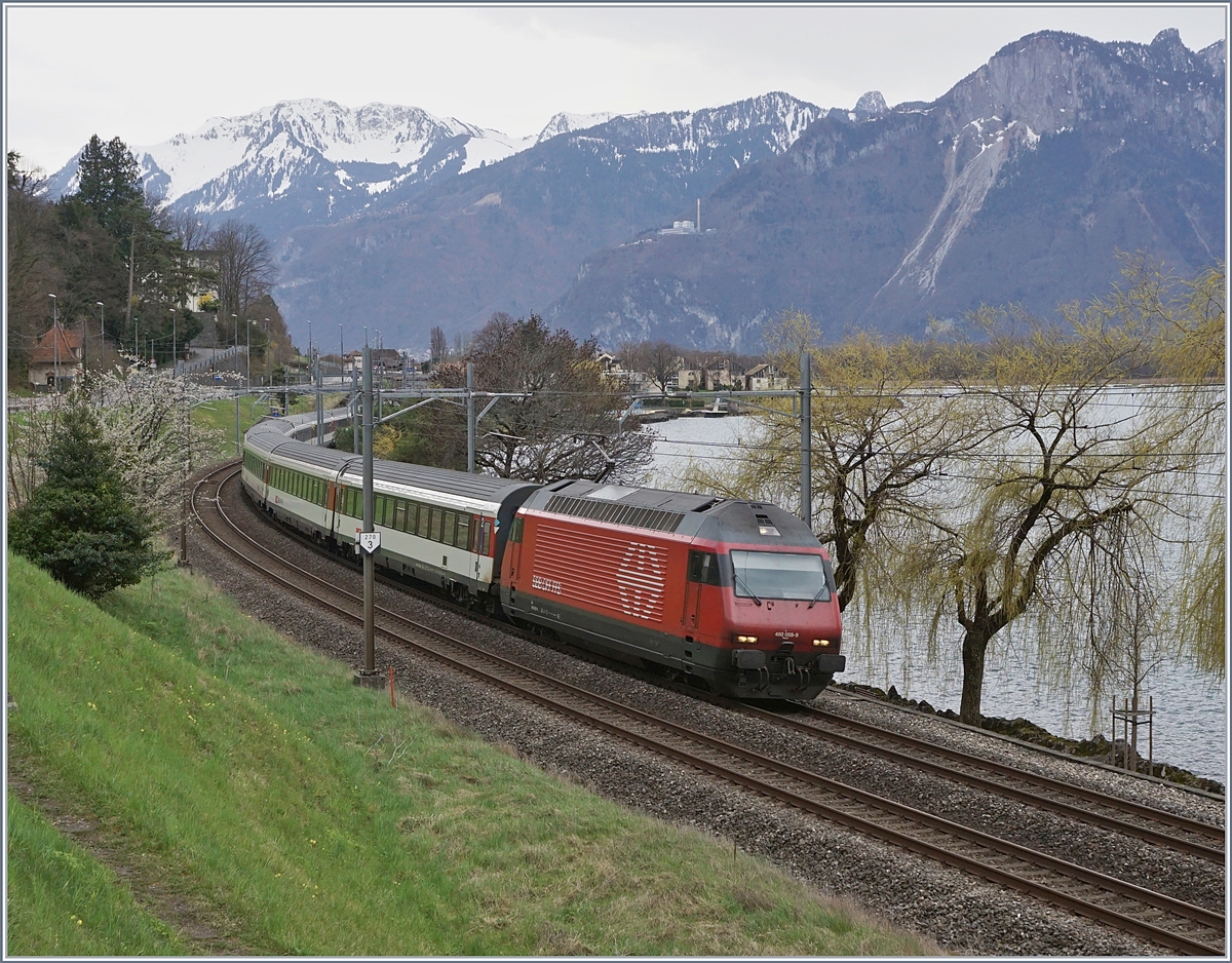 Die SBB Re 460 059-9 mit einem IR kurz nach Villeneuve auf dem Weg Richtung Genève Aéroport.
03. April 2018