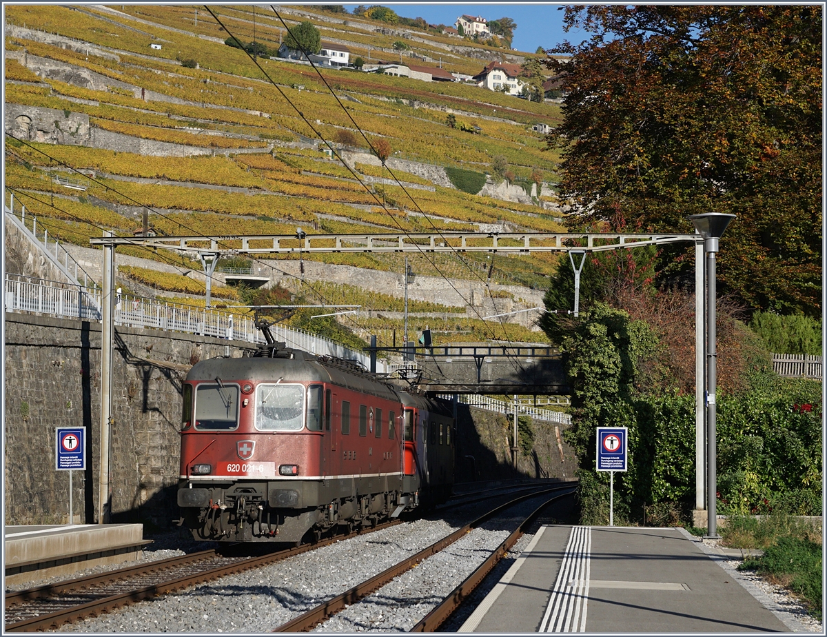 Die SBB Re 620 021-6 und eine weitere bei der Druchfahrt in Rivaz.

16. Okt. 2017