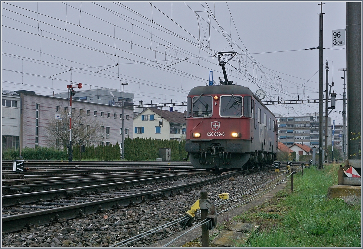 Die SBB Re 620 059-6 im Rangierbahnhof vom Biel. 

05. April 2019