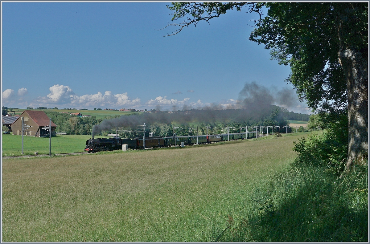 Die in der Schweiz in Vallorbe beheimatete SNCF 141 R 568 unternahm am 2. Juni 2018 eine Rundfahrt von Vallorbe über Lausanne, Payerne, Bern und Romont; ich konnte die Lok mit dem Extrazug hier in Chénens fotografieren.
2. Juni 2018