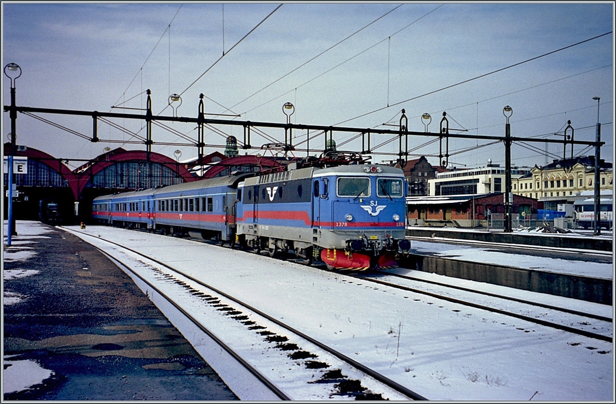 Die SJ Rc 1378 wartet in Malmö mit einem IC auf die Abfahrt. 

Analogbild vom März 2001