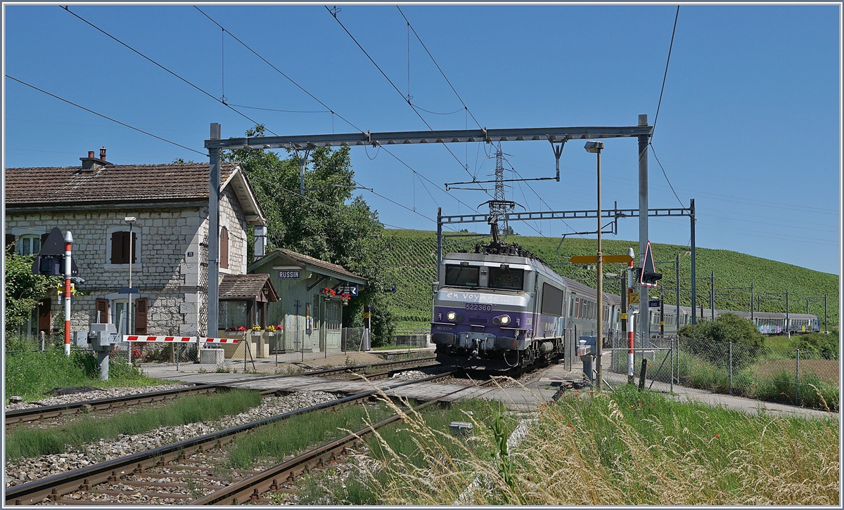 Die SNCF BB 22 360  mit einem TER nach Lyon bei Russin.

19. Juni 2018