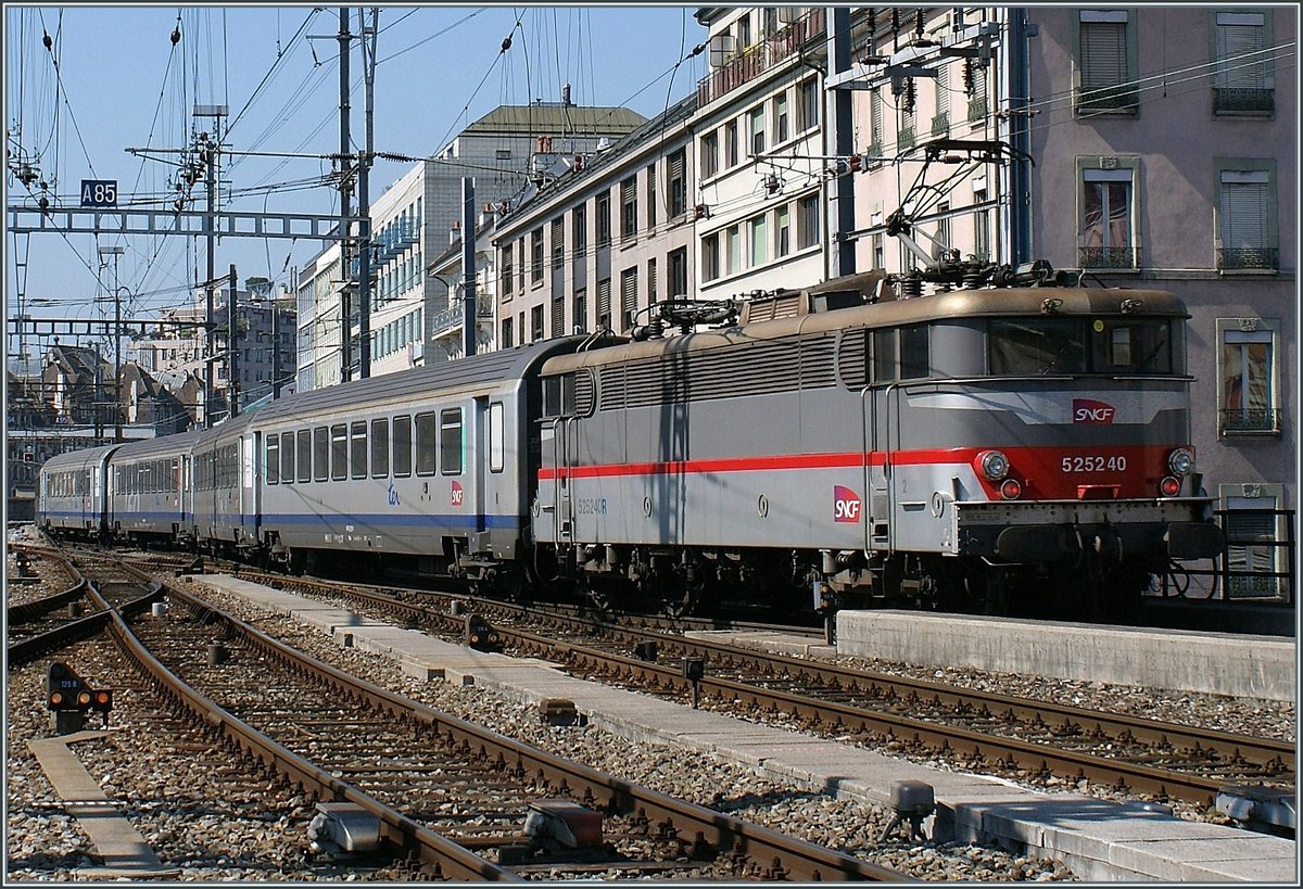 Die SNCF BB 25 240 verlässt mit einem TER nach Lyon den Bahnhof von Genève. 
1. Mai 2009