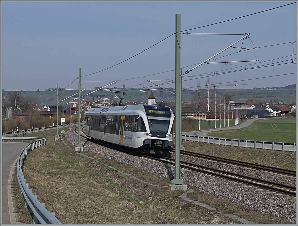 Die Strecke im schweizerischen Klettgau gehrt der DB im Nahverkehr bis Erzingen fahren aber Thurbo GTW der Baureihe RABe 526, wie hier bei Neuhausen. 25. Mrz 2021