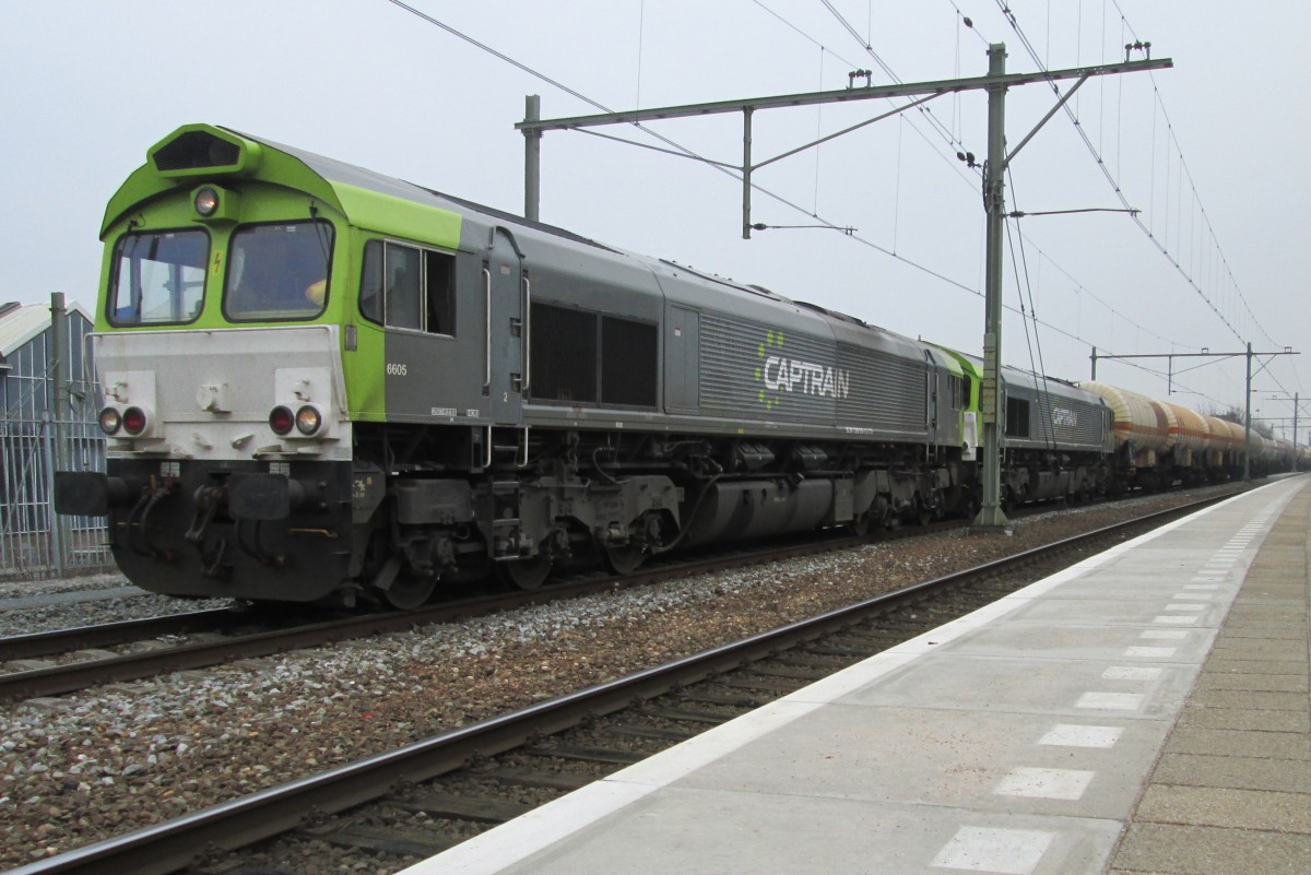 Doppelpack Class 226: Froschperspektiv von Captrain 6605 mit Kesselwagenzug in Tilburg am 11 Februar 2015.