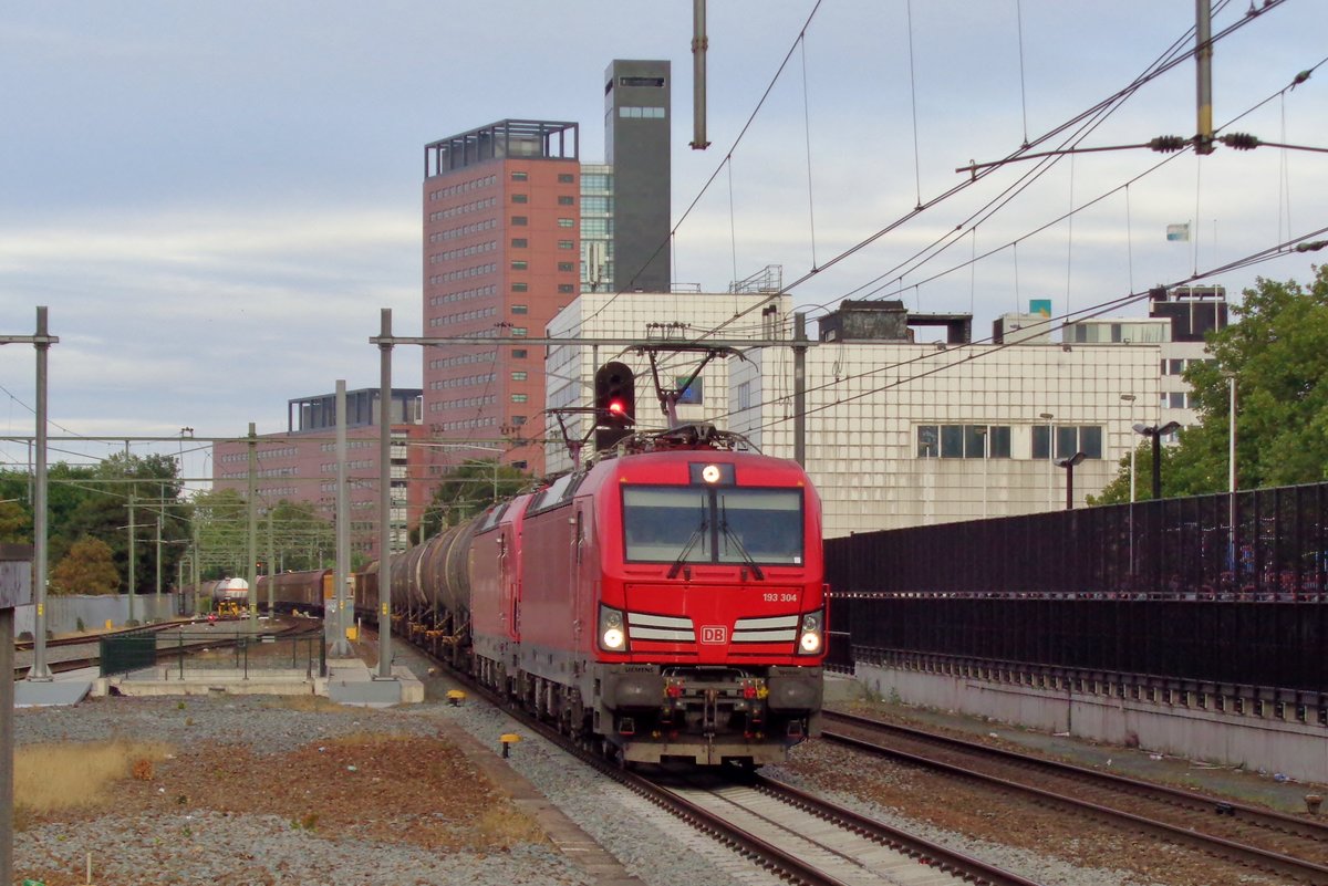 Doppelpack von DB Vectrone mit 193 304 und 306 in 2.Stelle beim durchfahren von Tilburg am 29 Juli 2018. 